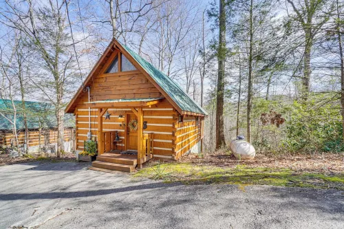 Honey Bear Pause: Rural Escape w/ Porch & Hot Tub! - balcony