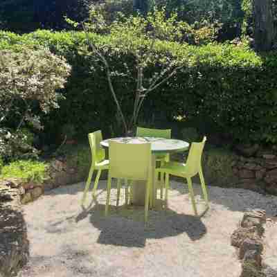 Provencal house in private wooded grounds with swimming pool and tennis court. Sleeps 5. Hotel Exterior