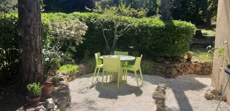 Provencal house in private wooded grounds with swimming pool and tennis court. Sleeps 5.