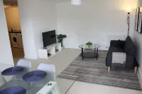 Spacious 2 Bed 2 Bath Apartment - Gatwick 10 min away!