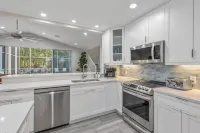 Luxury 6Br Naples Retreat with Private Pool. Beach, & 5th Ave Just Minutes Away!