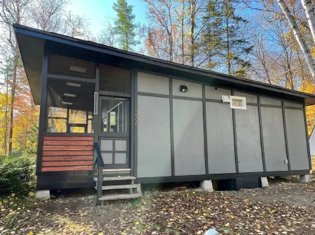 Waterfront mid-century modern Отели рядом с достопримечательностью «Парк штата Брайтон»