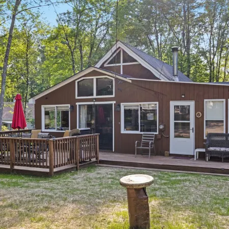 The Lake Escape - A Cozy Lakeside Cabin - Sleeps 8 - Grill, Kayak, Firepit