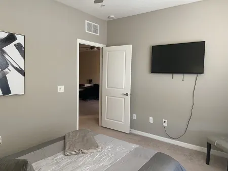 Luxury 1BR Apt Rental Unit Отели рядом с достопримечательностью «Университет Северная Каролина в Шарлотт»