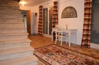 Traditional Beaujolais farmhouse with Private Pool - sleeps 8 Hotel di Charnay