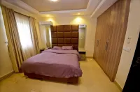 SLEEKHOUSE , a townhouse with a lake view