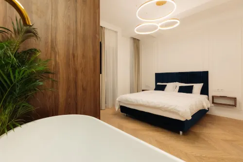 Modern&central apartment with a gorgeous bathtub inside one of the two bedrooms.