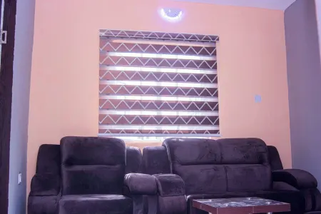 Discover the perfect blend of comfort in our stylish 2 bedroom apartments. Отели рядом с Аэропорт Ибадан