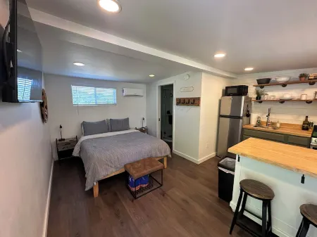 Charming 1-bedroom cottage in the country yet minutes to the 101 and downtown.