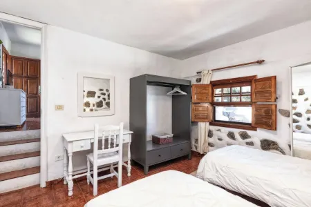 Sombrero de Pico B, El Paso, with shared pool