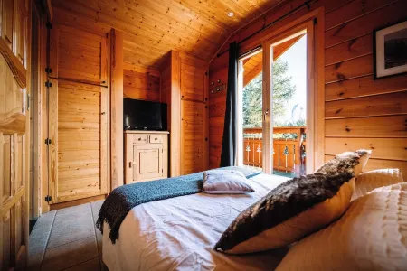 FAMILY CHALET AT LA JOUE DU LOUP, 50M FROM THE SLOPES FOR 14 PEOPLE Отели в г. Аньер-ан-Деволюи