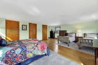 Sun Filled Lenox Retreat - Minutes to Tanglewood!