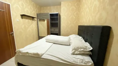 Strategic Apartment in the heart of city - 5 mins from Biggest Mall of Surabaya Hotell i Pradahkalikendal
