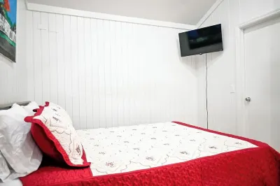 Charming 1BR w/ A/C, WiFi + Free Drinks & Snacks Hoteles en 