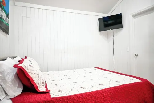 Charming 1BR w/ A/C, WiFi + Free Drinks & Snacks