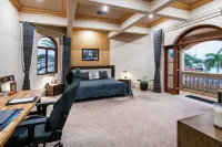 Bellagio Gold Coast / Luxury Mansion Waterfront