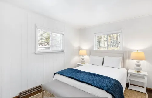 Sunny East Hampton architectural gem with Pool and Hot tub, minutes to beach