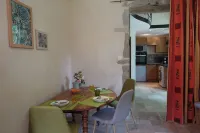 Gîte des quatre chemins near Cluny in Burgundy in a green setting Hotel a La Vineuse