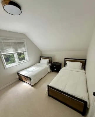 4BR Luxury cottage on 5 acres in King City W/hot tub, sauna, fire pit &pond. Hotels in King