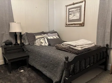 Cozy European Cafe Style Downstairs Full Apt. - 1 Block to UW - No SMKG, No Pets