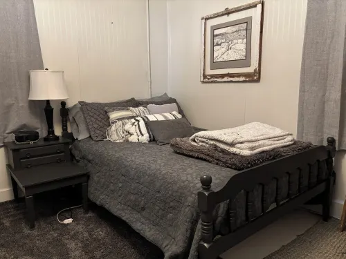 Cozy European Cafe Style Downstairs Full Apt. - 1 Block to UW - No SMKG, No Pets