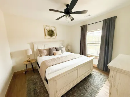 4-bedroom lodge in Tall Timbers Camp Resort w/ Private Hot Tub! Hollister, MO