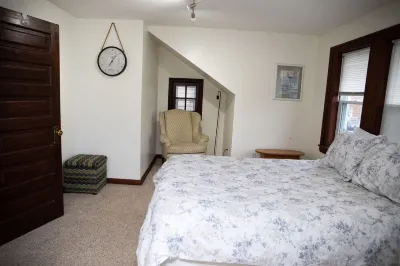 Charming historic home w/ parking, walk to downtown, waterfront, shops & more. Các khách sạn gần Nipissing University