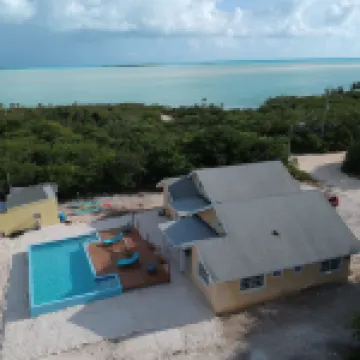 Charming Villa - 4 bedrooms with large pool - both houses Hotels in 