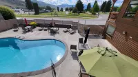 Lake View Condo across from the Public Park and Beach, Downtown Chelan!