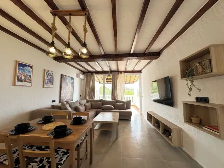 2 bedroom ~ Short walk to the sea, Ideal for long stays Отели в г. Префектюр де М'дик Фнидк