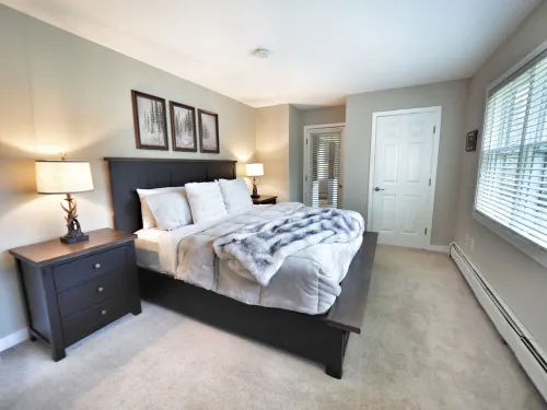 Equinox Haus: Private retreat with pool table, hot tub and hiking trails