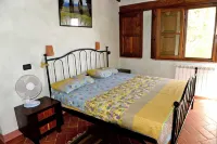 Casa di charme in a casolare di pietra con giardino privato