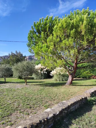 At the foot of the Lubéron (hiking and mountain biking), close to Provencal villages.