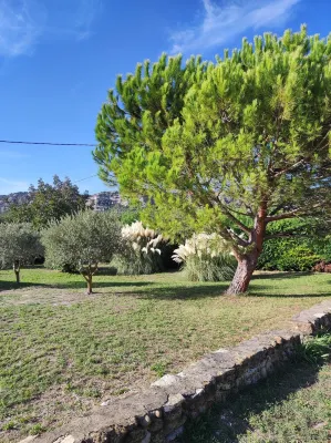 At the foot of the Lubéron (hiking and mountain biking), close to Provencal villages.