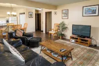 Private, Quiet 2 Bedroom Condo w/ Pool & Hot Tub