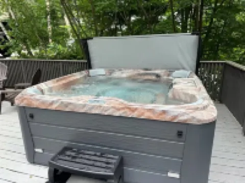 Cozy 3-bedroom chalet in charming Gilford with Hot Tub! Hotels in Gilford