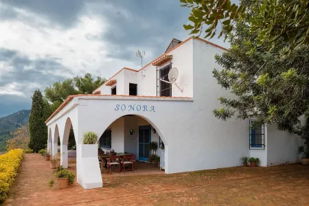 La Sonora, rural house with wonderful views and natural swimming pool. Reconnection! Отели рядом с достопримечательностью «Alto De Pipa»