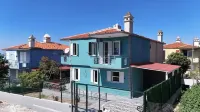 Kuşadası'nda Merkezde ve Denize 5 Dakika Şık Villa