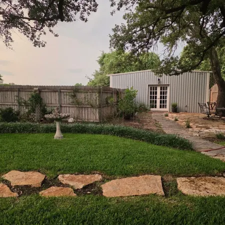 Charming 2-bedroom barndominium in marvelous Stephenville with AC, WiFi