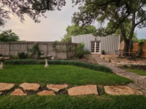 Charming 2-bedroom barndominium in marvelous Stephenville with AC, WiFi