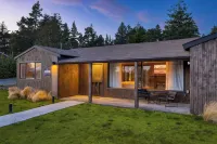 Walk to Beach & Shops Fireplace, Patio Dining & Firepit at Manzanita Ave