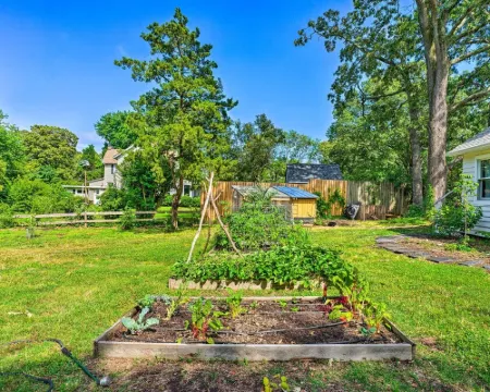 Charming Beach Cottage on Fishing Bay โรงแรมในMiddlesex County