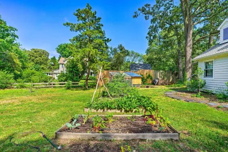 Charming Beach Cottage on Fishing Bay Отели в г. Пайн Топ