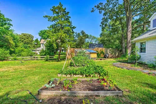 Charming Beach Cottage on Fishing Bay Hotels in Middlesex County