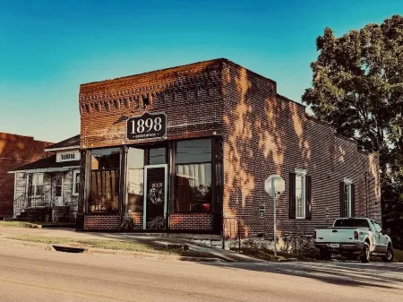 Charming 2-bedroom with AC, WiFi in lovely Jonesboro Отели в г. Джонсборо