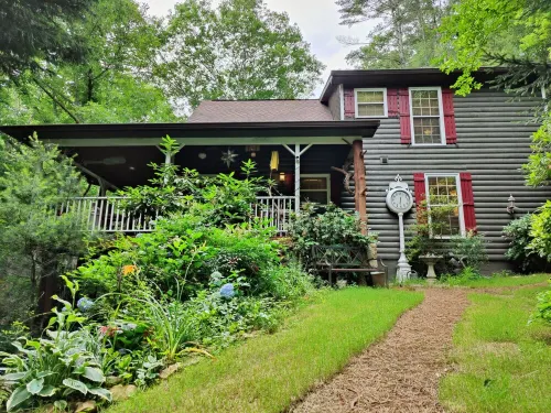 'BEARADISE CHALET' UNIQUE Secluded Retreat Estate (WHO'LD GUESS IT'S IN TOWN