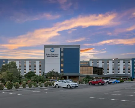 โรงแรมเบสท์เวสเทิร์น รอยัลพลาซ่า แอนด์เทรดเซ็นเตอร์ โรงแรมในมาร์ลเบรอ