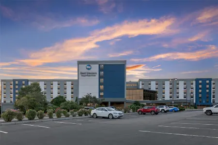 Best Western Royal Plaza Hotel and Trade Center Отели рядом с достопримечательностью «Tougas Family Farm»