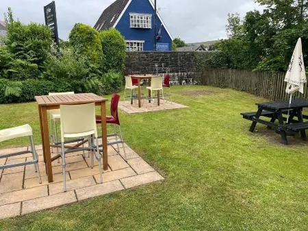 The Ynyscedwyn Arms Hotel Отели в г. Cwm-twrch Isaf