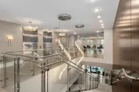 Luxury Downtown Crown Apartment minutes from DC